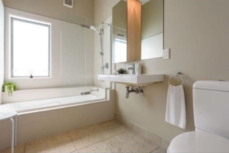 Photo of property in 43 Tiketike Way, Brooklyn, Wellington, 6021