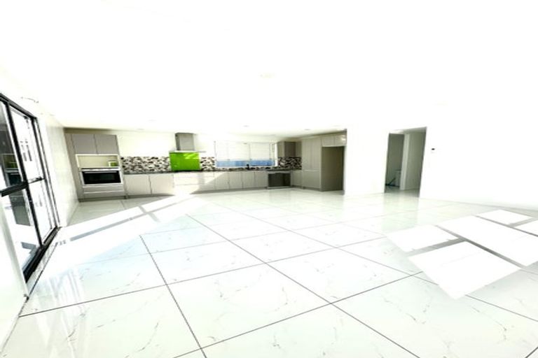Photo of property in 2/18 Kennington Drive, Clendon Park, Auckland, 2103