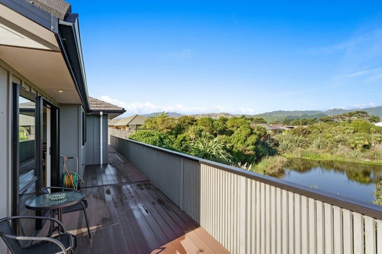 Photo of property in 25 Pateke Way, Paraparaumu Beach, Paraparaumu, 5032
