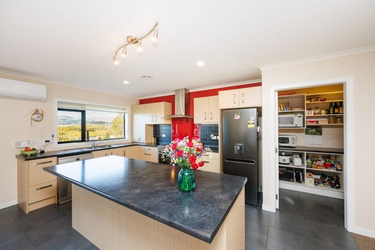 Photo of property in 12 Ron Place, Fitzherbert, Palmerston North, 4410