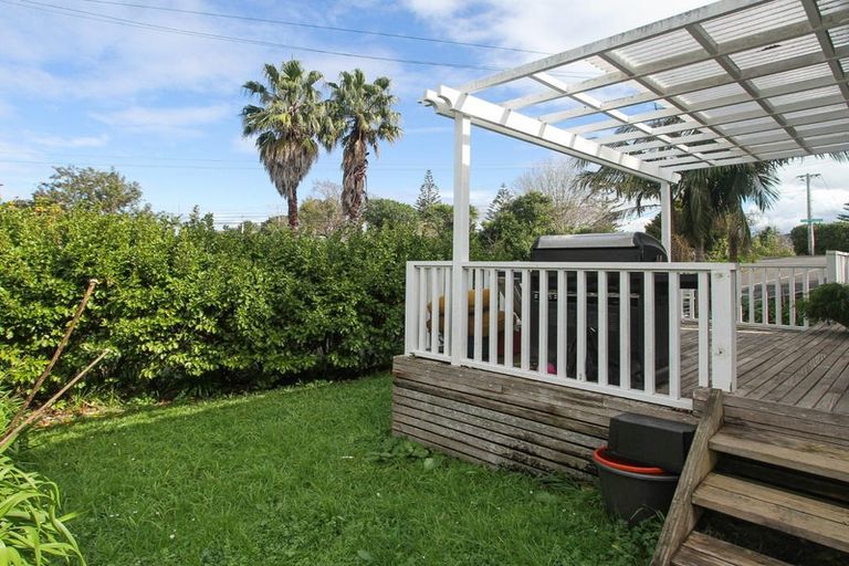 Photo of property in 4 Mceldowney Road, Titirangi, Auckland, 0604