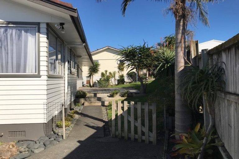 Photo of property in 32 Roick Parade, Glen Eden, Auckland, 0602