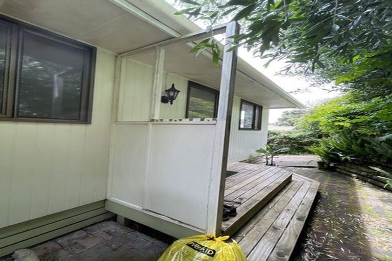 Photo of property in 1/144 Sunset Road, Unsworth Heights, Auckland, 0632