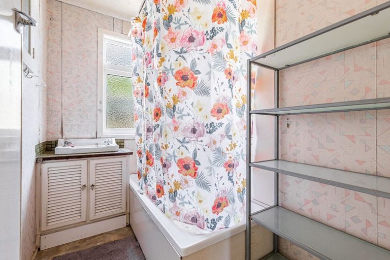 Photo of property in 36 Rimu Street, New Lynn, Auckland, 0600