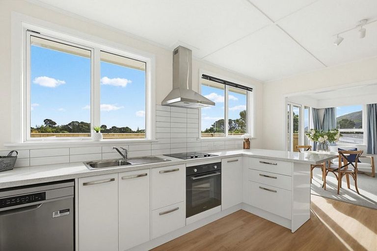 Photo of property in 135 Muri Road, Pukerua Bay, 5026