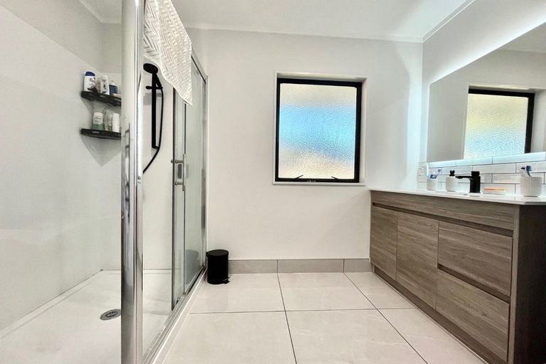 Photo of property in 102 Sandspit Road, Waiuku, 2123