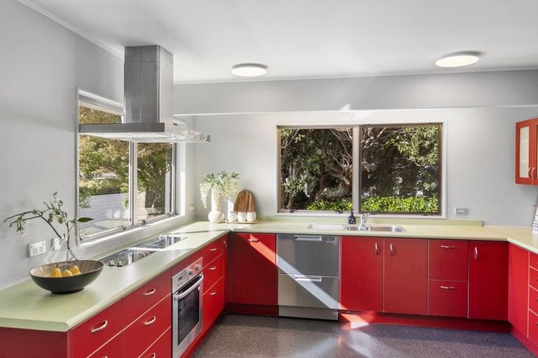 Photo of property in 2/5 Hanlon Crescent, Narrow Neck, Auckland, 0624