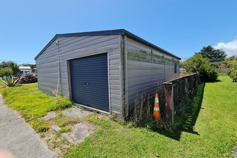 Photo of property in 32 Luff Place, Westport, 7825