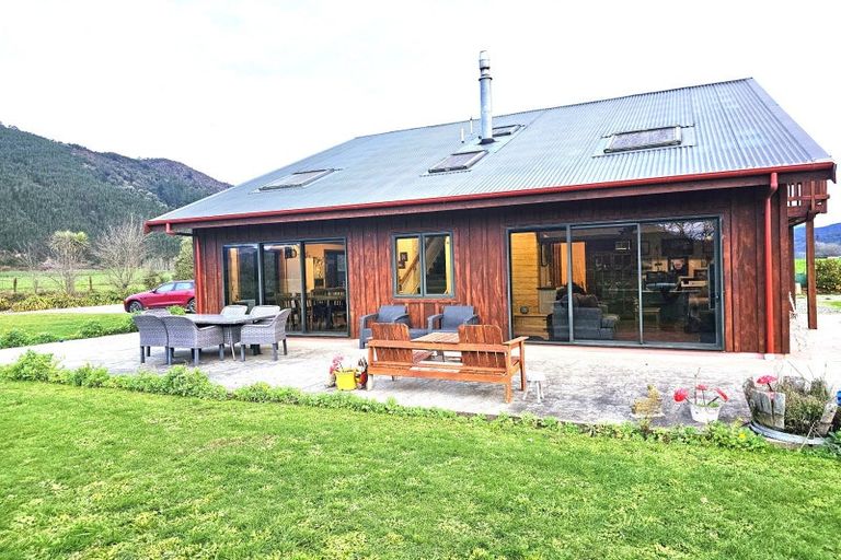 Photo of property in 72 Hotham Street, Murchison, 7007