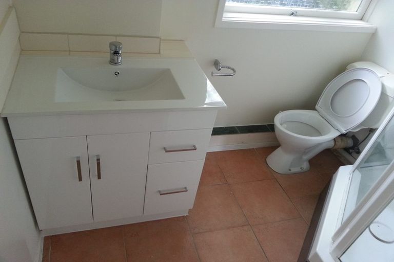 Photo of property in 2/223 Eskdale Road, Birkenhead, Auckland, 0626