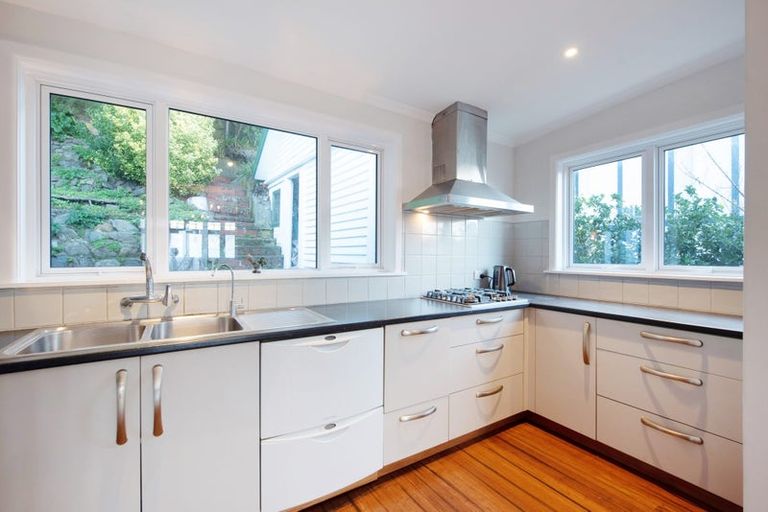 Photo of property in 141 Breaker Bay Road, Breaker Bay, Wellington, 6022