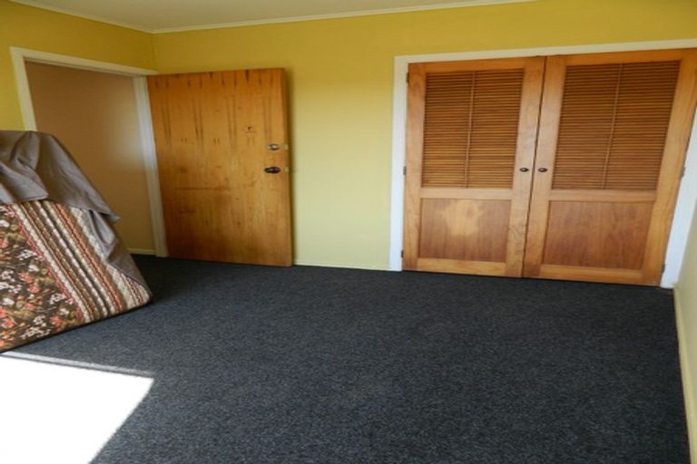 Photo of property in 3 Merritt Way, Newlands, Wellington, 6037