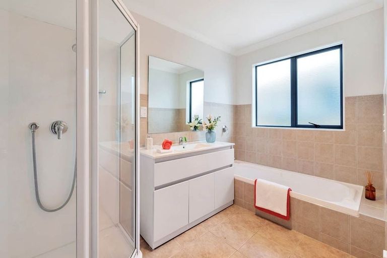 Photo of property in 35 English Oak Drive, Schnapper Rock, Auckland, 0632