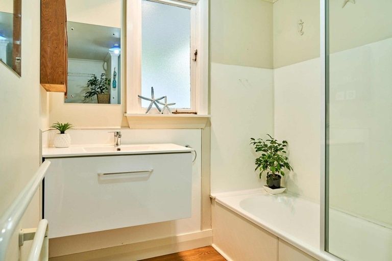 Photo of property in 28 Thornley Street, Titahi Bay, Porirua, 5022