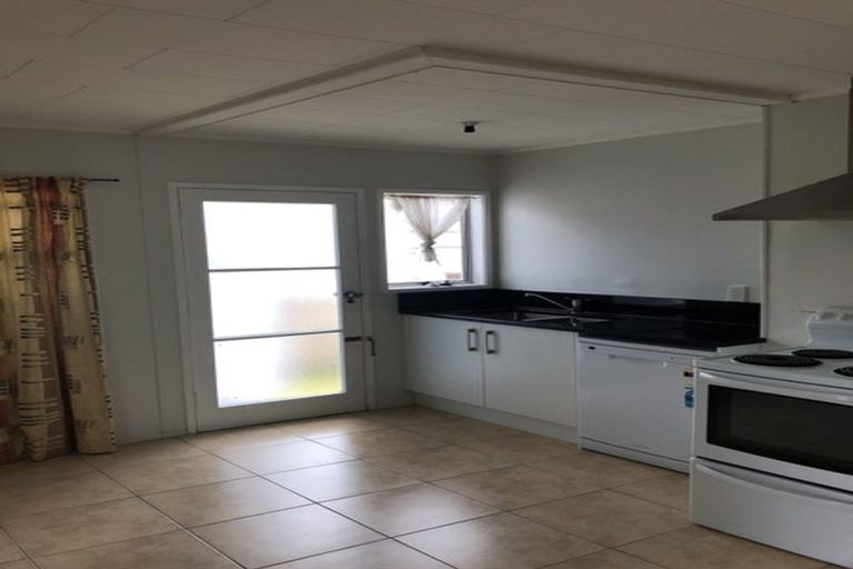 Photo of property in 47 Staverton Crescent, Mangere, Auckland, 2022