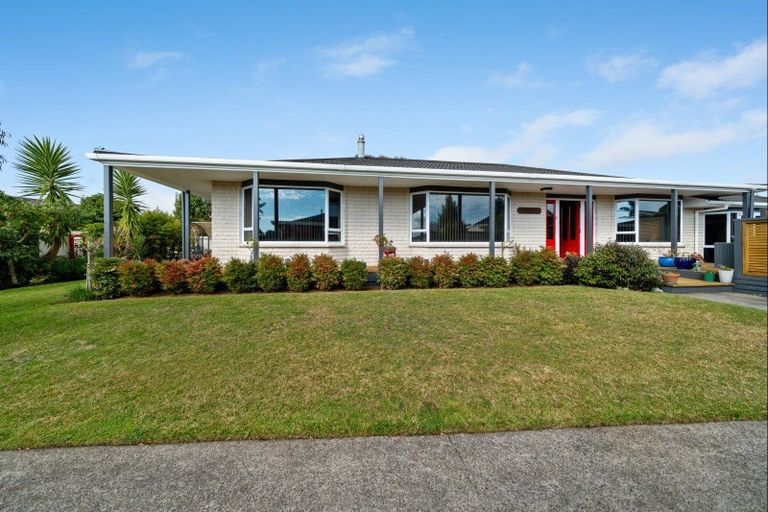 Photo of property in 33 Heta Road, Highlands Park, New Plymouth, 4312