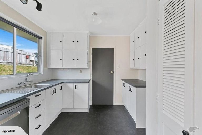 Photo of property in 28-28b Jane Grove, Paparangi, Wellington, 6037