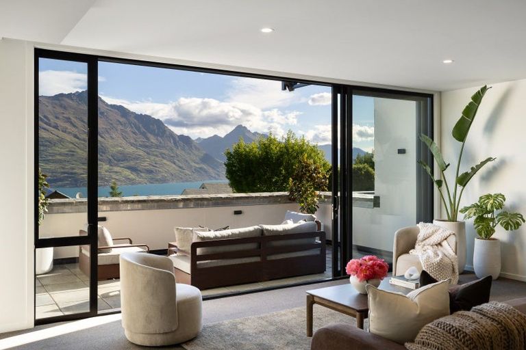 Photo of property in 14 Vancouver Drive, Queenstown, 9300
