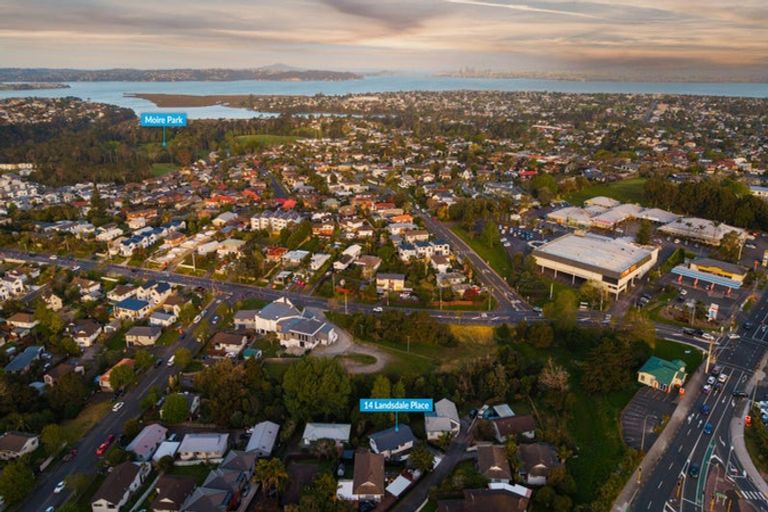Photo of property in 14 Landsdale Place, Massey, Auckland, 0614