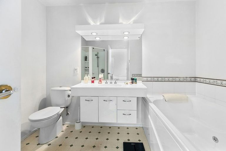 Photo of property in Royal Regal Apartments, 50u2 Cambridge Terrace, Te Aro, Wellington, 6011