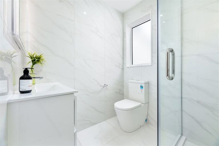 Photo of property in 3d Kingdale Road, Henderson, Auckland, 0610