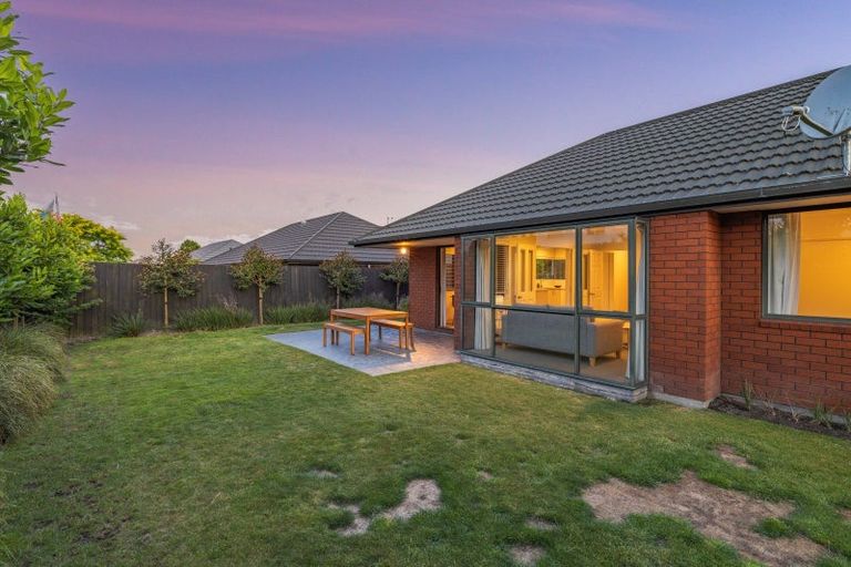 Photo of property in 15 Farquhars Road, Redwood, Christchurch, 8051