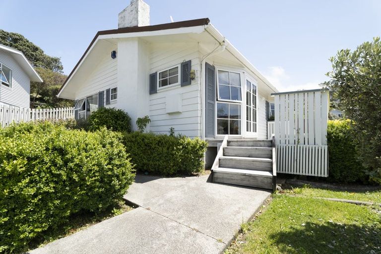 Photo of property in 65 Churton Drive, Churton Park, Wellington, 6037