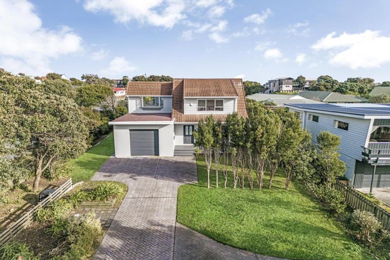 Photo of property in 1 Goldie Place, Waikanae Beach, Waikanae, 5036