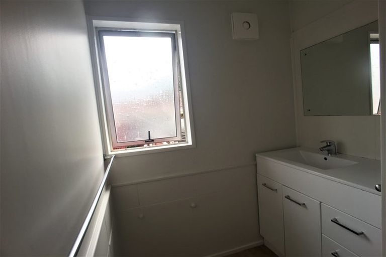 Photo of property in 23 Valley View Road, Glenfield, Auckland, 0629