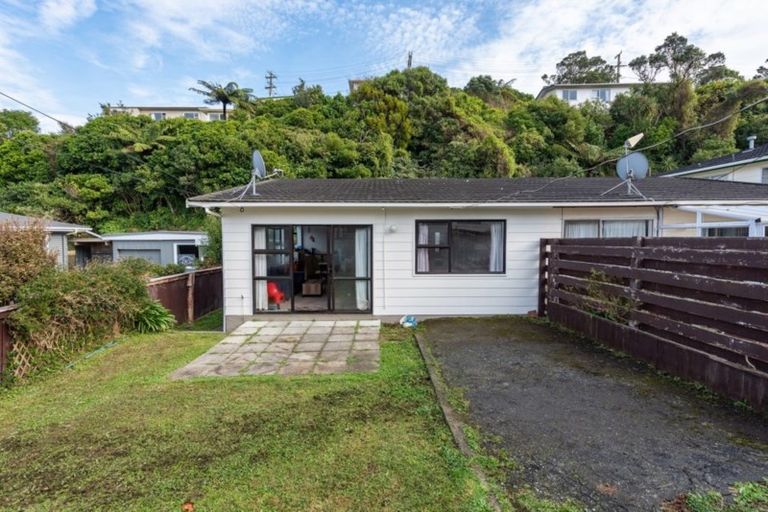 Photo of property in 42a Salford Street, Newlands, Wellington, 6037