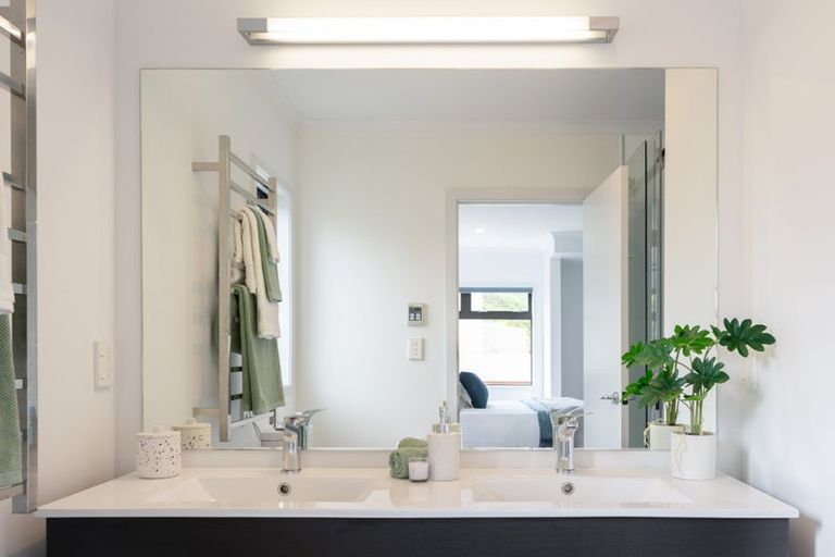 Photo of property in 7 Forbes Lane, Newlands, Wellington, 6037