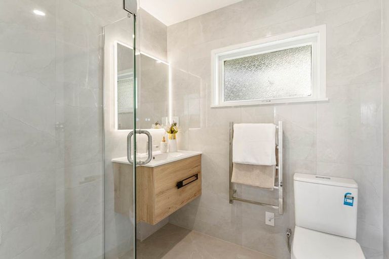 Photo of property in 2/3 Cheryl Place, Hillcrest, Auckland, 0627