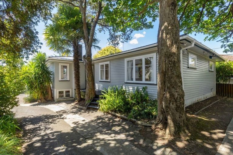 Photo of property in 25 Taipari Road, Te Atatu Peninsula, Auckland, 0610