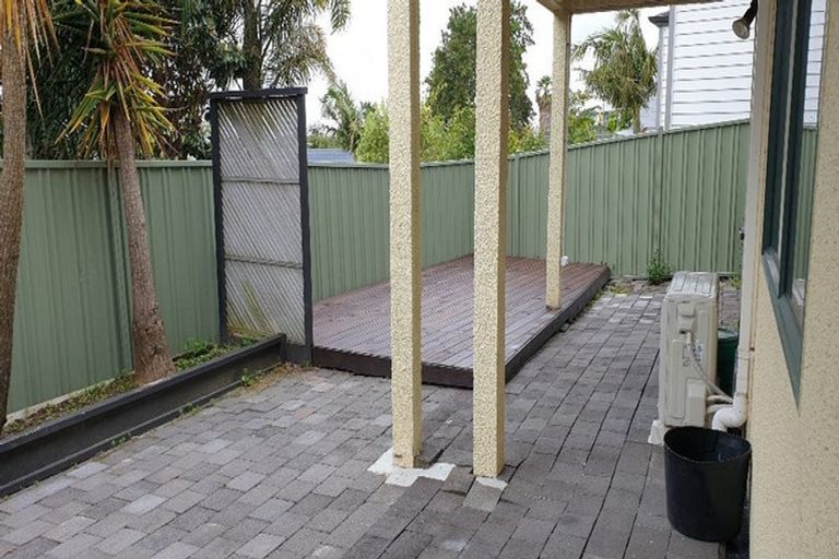 Photo of property in 2/150 Luckens Road, West Harbour, Auckland, 0618