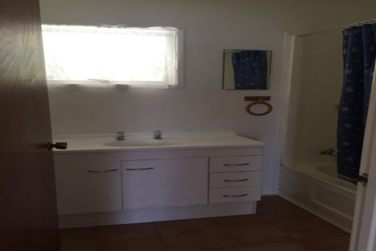 Photo of property in 126 Sunset Road, Unsworth Heights, Auckland, 0632