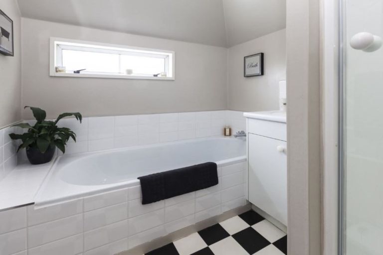 Photo of property in 244 Memorial Avenue, Burnside, Christchurch, 8053