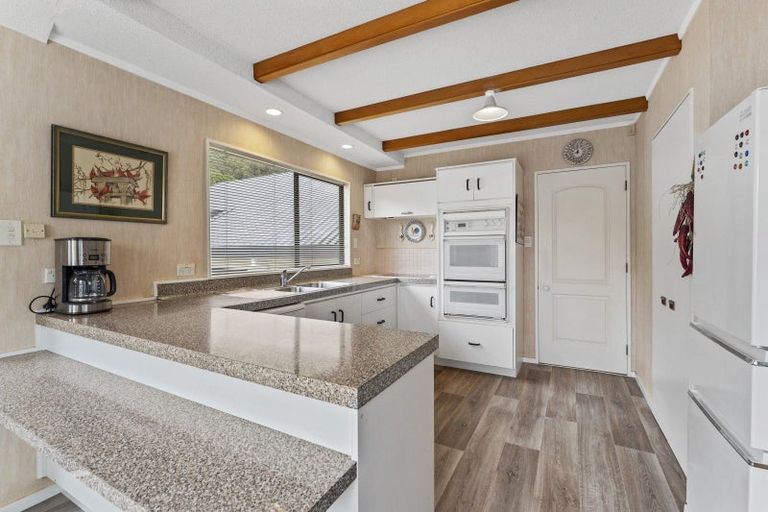 Photo of property in 38 Kakariki Grove, Waikanae, 5036