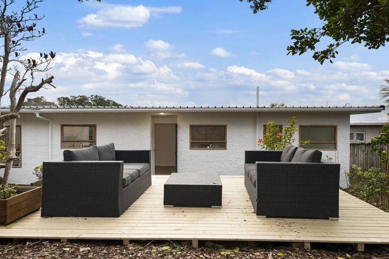 Photo of property in 2/867 Beach Road, Waiake, Auckland, 0630