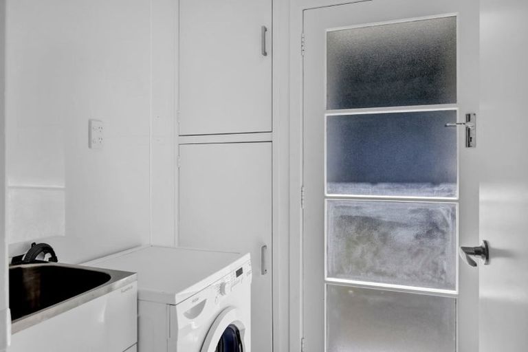 Photo of property in 25 Simons Street, Moturoa, New Plymouth, 4310