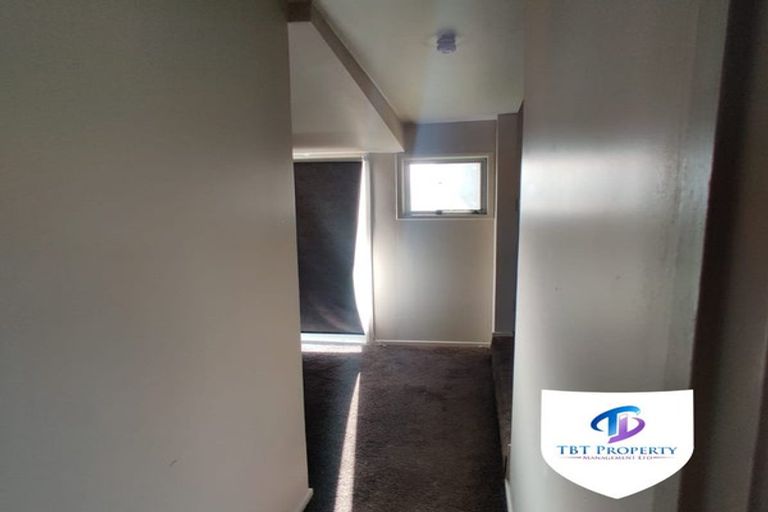 Photo of property in 2/41 Challen Close, Conifer Grove, Takanini, 2112