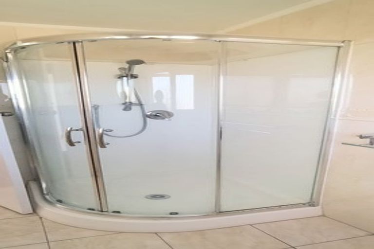 Photo of property in 2/15 Merton Avenue, Glenfield, Auckland, 0627