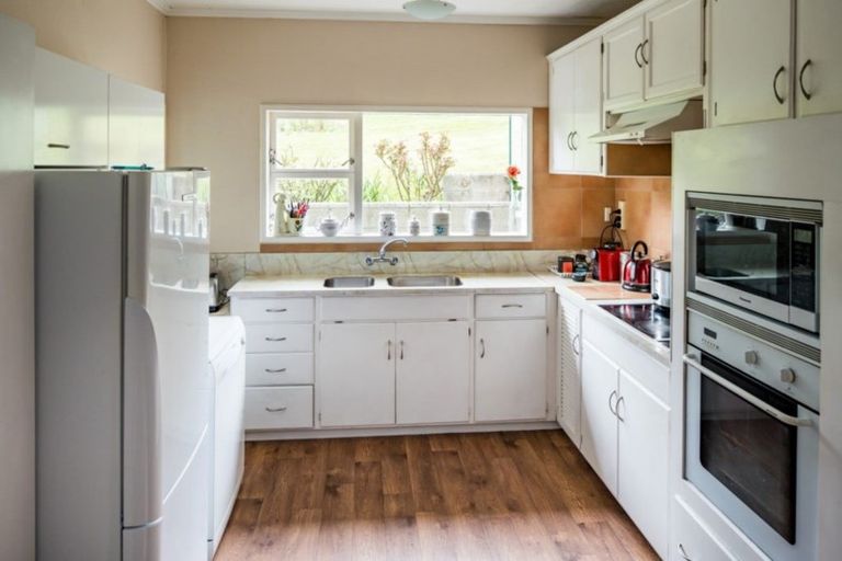 Photo of property in 13 Lyndhurst Road, Tawa, Wellington, 5028