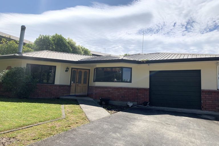 Photo of property in 3 Springdale Grove, Fitzherbert, Palmerston North, 4410