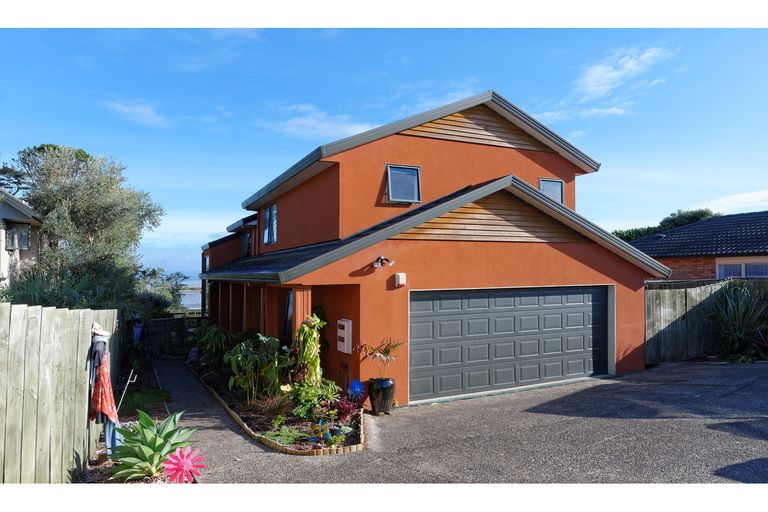 Photo of property in 21 Samara Place, Clendon Park, Auckland, 2103
