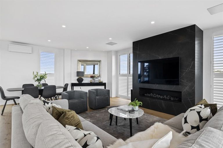 Photo of property in 11a Montgomery Avenue, Rothesay Bay, Auckland, 0630