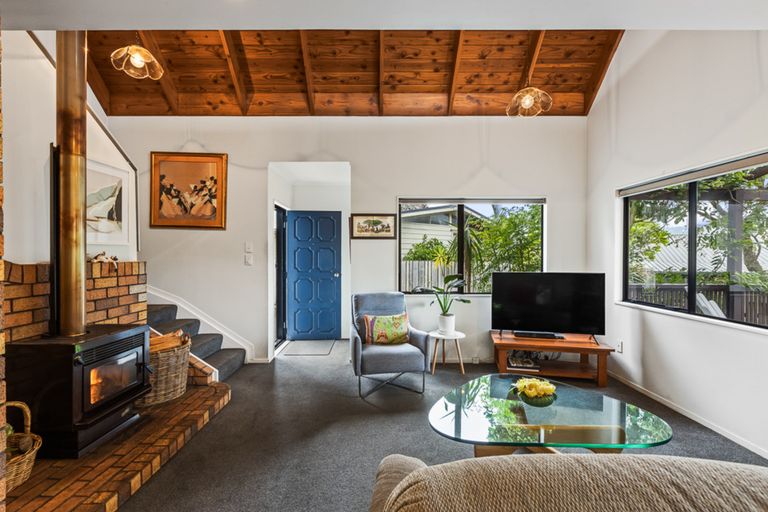 Photo of property in 3 Lantana Road, Green Bay, Auckland, 0604