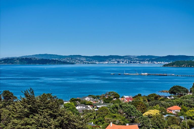 Photo of property in 9 Whiorau Grove, Lowry Bay, Lower Hutt, 5013