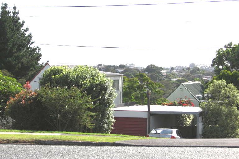 Photo of property in 2/595 Glenfield Road, Totara Vale, Auckland, 0629