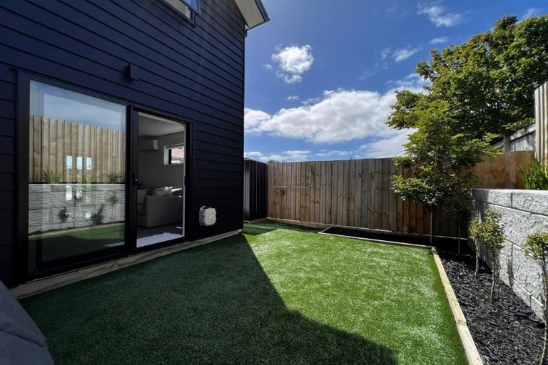 Photo of property in 8/6 St Leonards Road, Kelston, Auckland, 0602