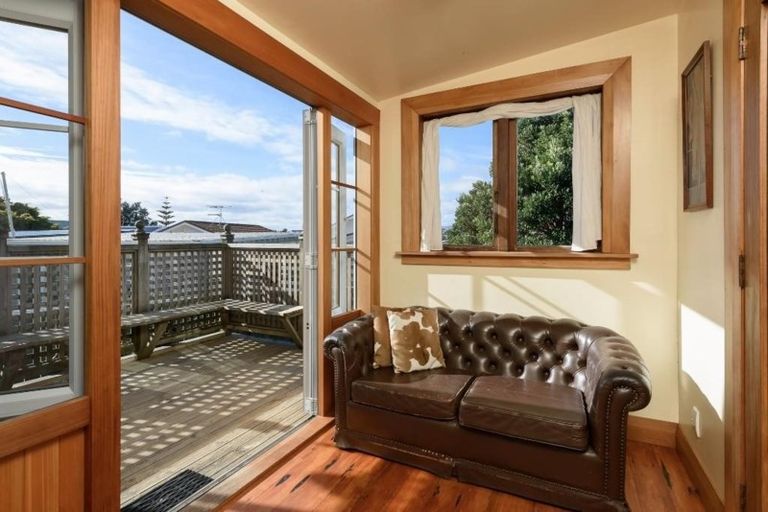 Photo of property in 17 Freyberg Street, Lyall Bay, Wellington, 6022